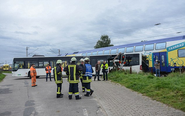 德國一輛高速列車撞上拋錨校車 僅一人受輕傷