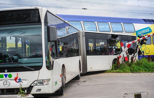 德國一輛高速列車撞上拋錨校車 僅一人受輕傷