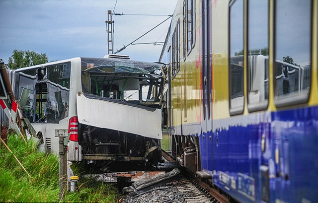 德國一輛高速列車撞上拋錨校車 僅一人受輕傷