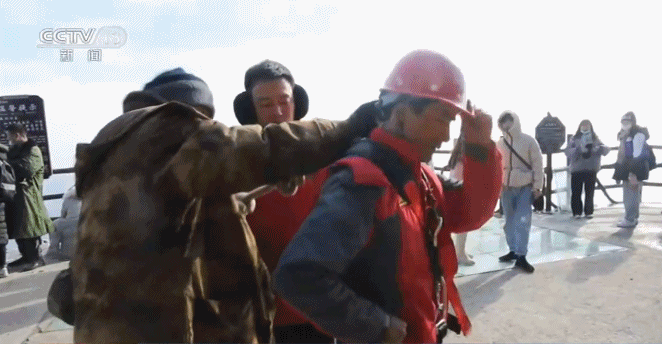 新闻周刊丨一句“老君山上吃泡面”，景区累坏了