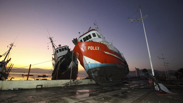 智利强震遇难者升至12人 渔船被大浪冲上岸
