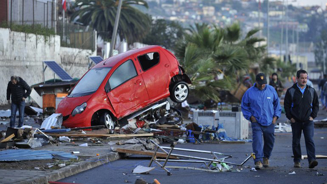 智利强震遇难者升至12人 渔船被大浪冲上岸