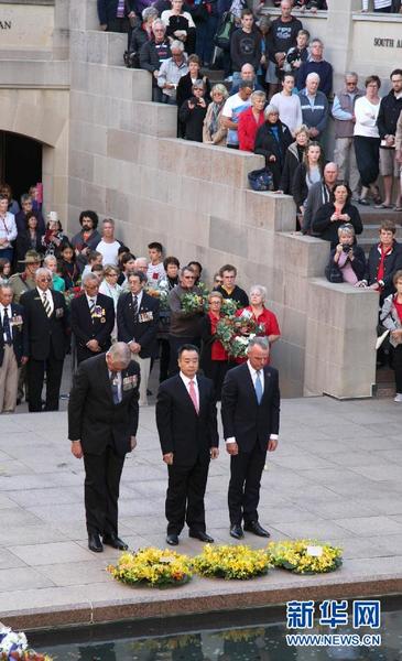 9月16日,在澳大利亚堪培拉的国家战争纪念馆,澳中友好交流协会会长周泽荣(前中)、澳大利亚战争纪念馆馆长布兰登·尼尔森(前右)和澳大利亚国防军代表海军上将肯·杜兰(前左)在华裔军人纪念活动上向无名烈士敬献花圈。新华社记者 徐海静摄
