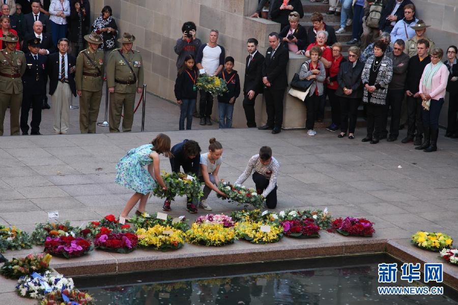 9月16日,在澳大利亚堪培拉的国家战争纪念馆,学生代表在华裔军人纪念活动上向无名烈士敬献花圈。新华社记者 徐海静摄
