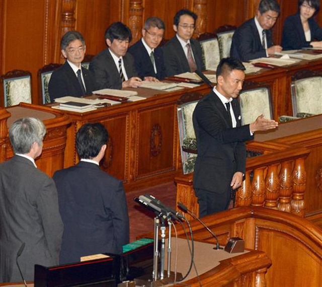日本议员穿孝服出席参院大会 称为自民党送别