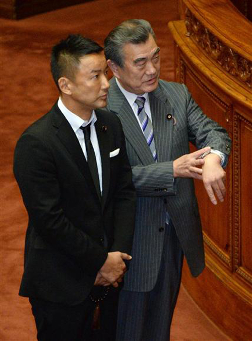 日本议员穿孝服出席参院大会 称为自民党送别