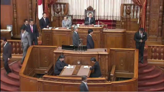 日本議員穿孝服出席參院大會 稱為自民黨送別