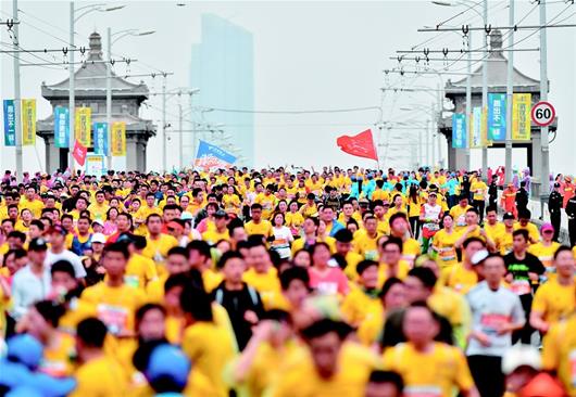 2.4万人激情奔跑 汉马”报名人数逾15.5万