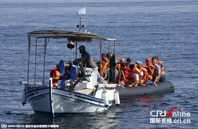 擠滿移民小艇發生引擎故障 希臘志願者展開救援