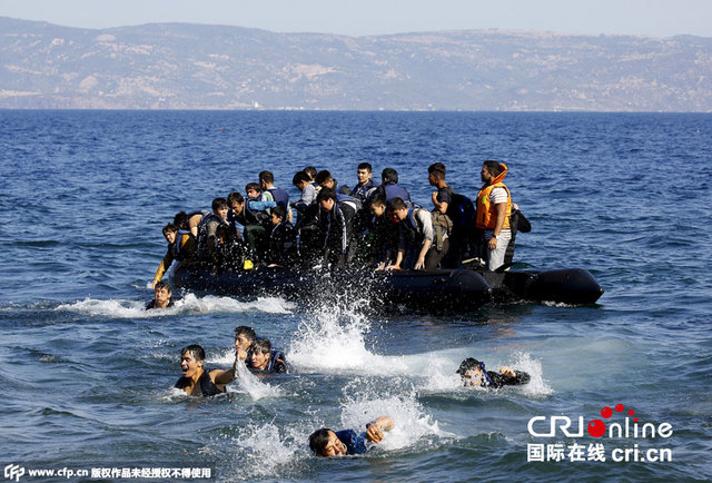 擠滿移民小艇發生引擎故障 希臘志願者展開救援