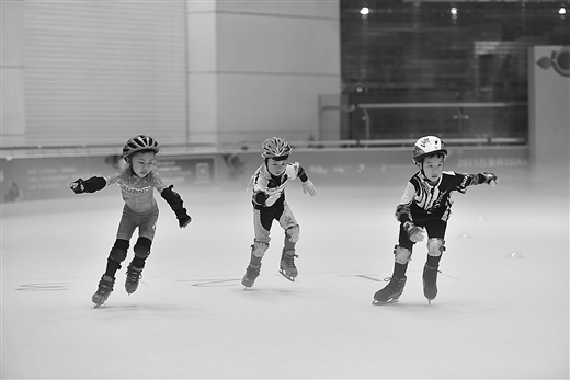 广西举办“轮转冰”速滑公开赛