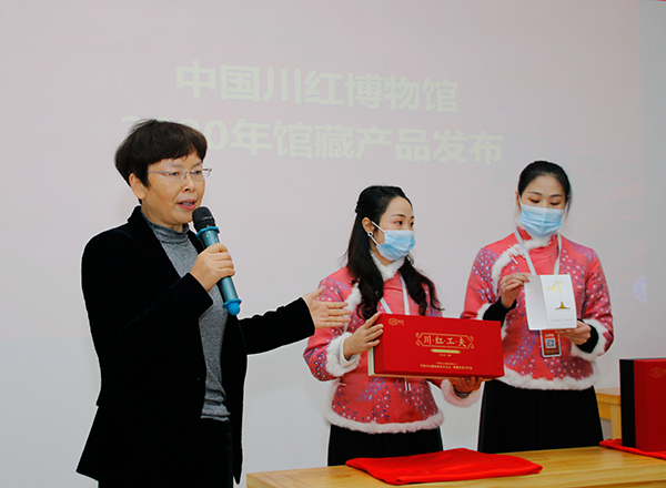 中国川红博物馆开馆一周年纪念暨筠连茶业公司成立仪式举行_fororder_醒世茶业董事长陈蓉介绍博物馆馆藏产品--摄影-高学兵4
