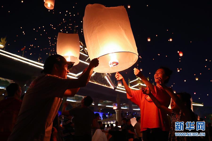 云南西双版纳：傣历泼水节 放灯贺新年