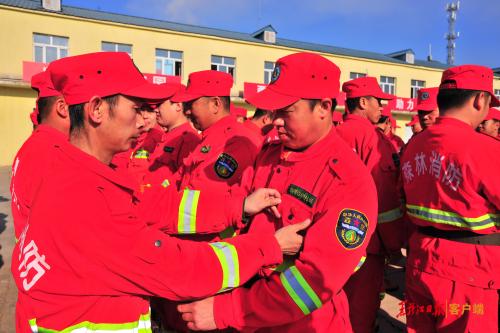 大興安嶺萬餘人佩戴國旗徽章 為祖國點讚