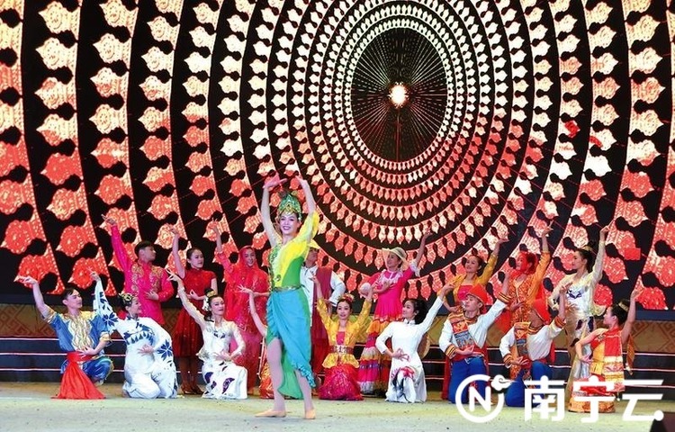 “綠城歌臺”群眾文化活動風情東南亞專場演出在民歌湖舞臺上演