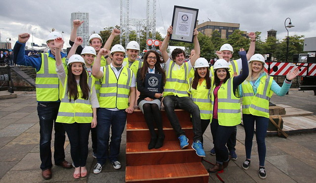 英国学生用玩具建造30米长大桥 打破世界纪录