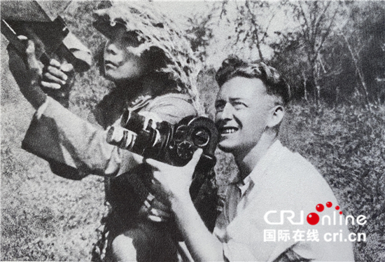 尘封近80年 苏联战地记者纪实作品《在华一年》"重见天日"_fororder_卡尔曼在战斗现场拍摄