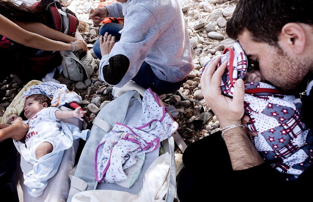 叙利亚难民夫妇将双胞胎婴儿装进提包偷渡爱琴海