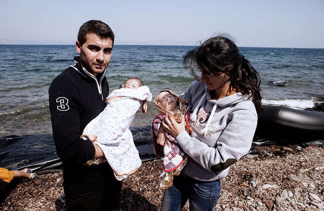 叙利亚难民夫妇将双胞胎婴儿装进提包偷渡爱琴海