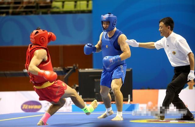 半决赛的比赛中,许家恒在比分落后的情况下,也是一记高鞭腿直接ko肆 