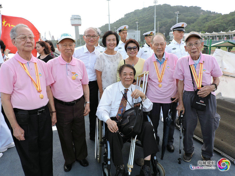 老战士与香港艺术合唱团成员参观新型护卫舰