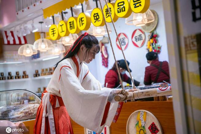石臼を挽く「美女」はなんとロボット！北京市の前門大街食料品店_fororder_1