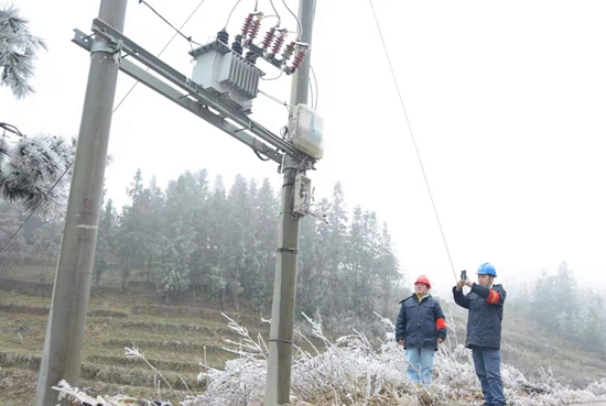 貴州紫雲：電力工人觀冰巡線在一線