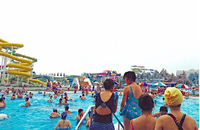 西班牙記者探訪朝鮮水上游樂園 遊客歡樂戲水