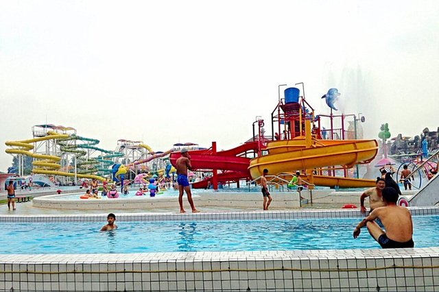 西班牙记者探访朝鲜水上游乐园 游客欢乐戏水