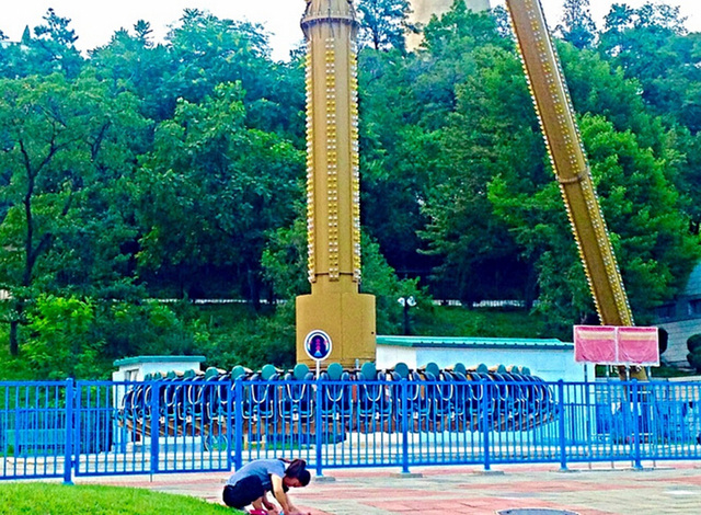 西班牙记者探访朝鲜水上游乐园 游客欢乐戏水