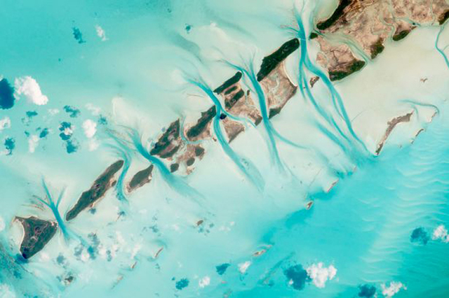 国际空间站宇航员拍地球美景 捕捉到飞机掠影