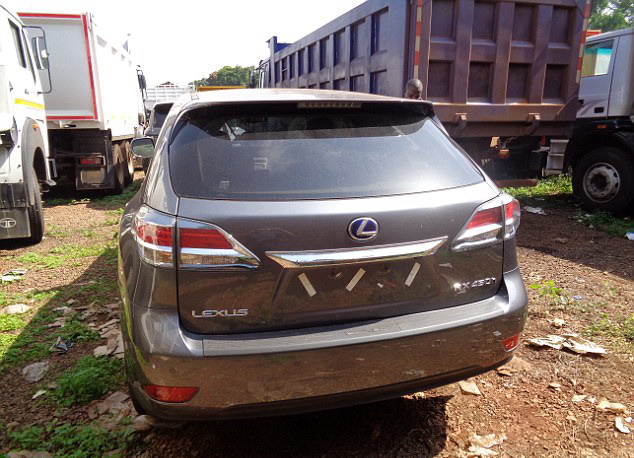 乌干达废弃仓库现29辆被盗豪车 总价值超过百万英镑