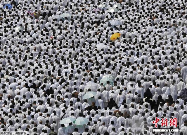 大量朝覲者擠滿麥加城 街道和山上遍佈白色衣袍