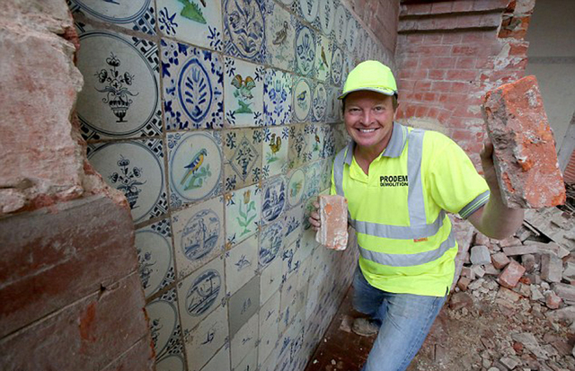 英国工程队拆房时天降横财 发现价值50万元古董瓷砖