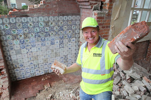 英国工程队拆房时天降横财 发现价值50万元古董瓷砖