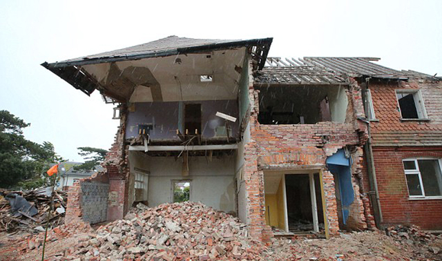 英国工程队拆房时天降横财 发现价值50万元古董瓷砖