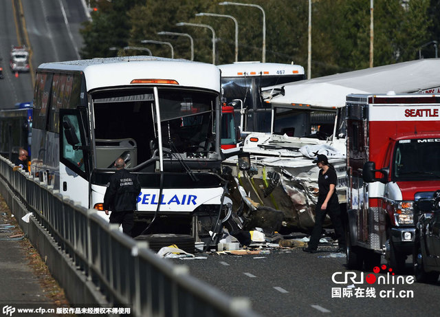 美国西雅图一辆旅游车与巴士相撞 至少4人死亡