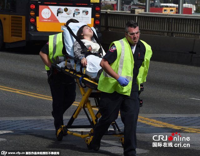 美国西雅图一辆旅游车与巴士相撞 至少4人死亡