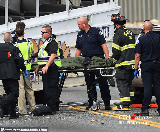 美国西雅图一辆旅游车与巴士相撞 至少4人死亡