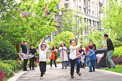 【旅游资讯-图片】郑州市民趁东风放纸鸢