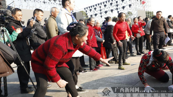 荔浦芋文化节农民趣味多人多向拔河比赛热闹开赛