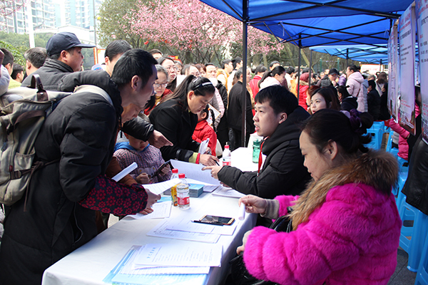 杨梦婧"除了举办招聘会,为返乡人员提供就业渠道外,自贡市总工会还将