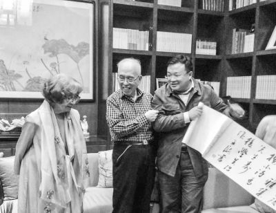 明月照积雪，夜深千帐灯