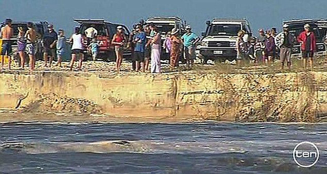 澳海滩突现百米宽巨坑 车辆帐篷瞬间被吞噬