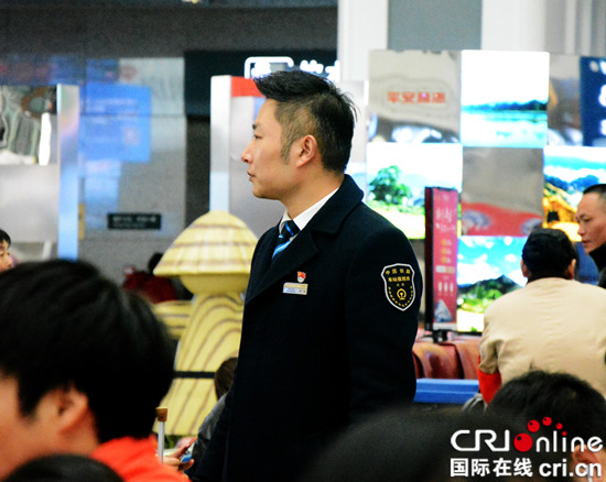 【CRI专稿 列表】春运迎返程高峰 重庆铁路部门工作人员护航温暖返程路