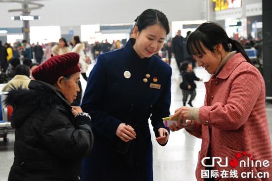 【CRI專稿 列表】春運迎返程高峰 重慶鐵路部門工作人員護航溫暖返程路