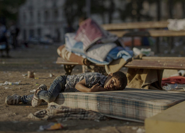 战争之殇:叙利亚难民儿童挣扎逃难 露宿街头野外