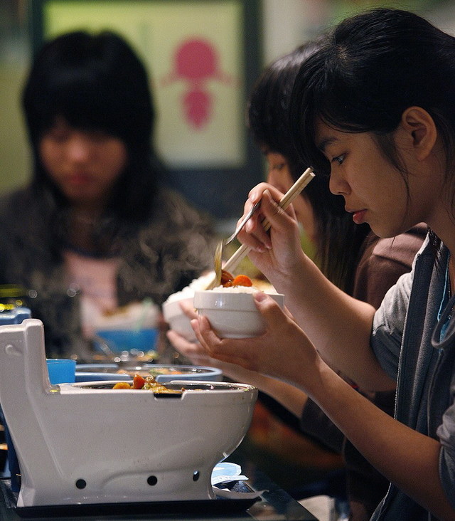 盤點亞洲奇葩主題餐廳 廁所餐廳“大便食物”大熱