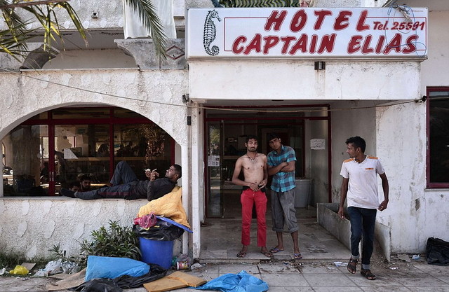 希腊度假岛废弃酒店成难民临时住所 垃圾成堆臭气弥漫