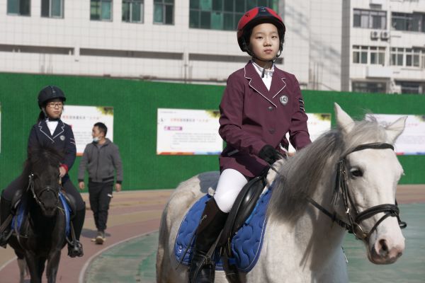 3位小骑士飒爽亮相 马术公开课走进水果湖一小